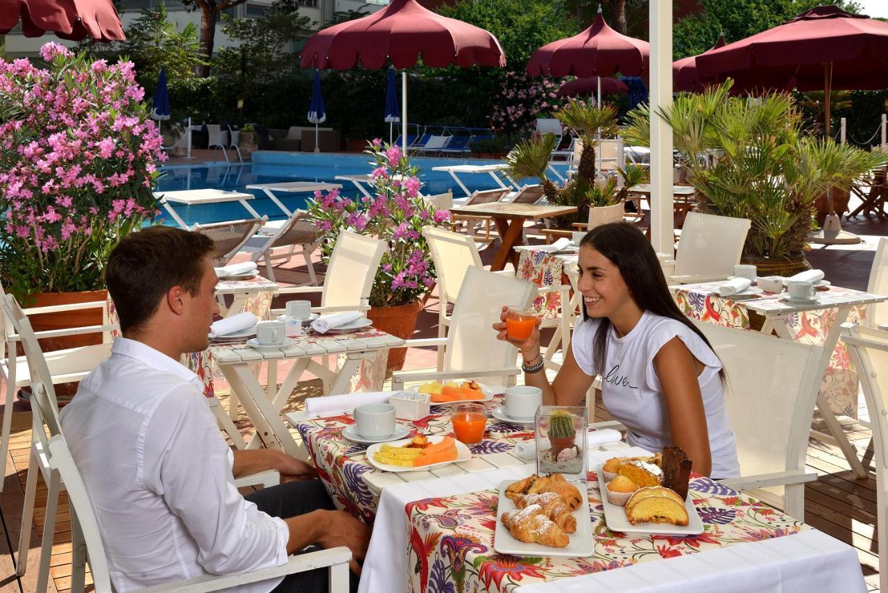 Unahotels Imperial Sport Hotel Песаро Екстериор снимка